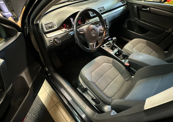 Volkswagen Passat cena 42990 przebieg: 298100, rok produkcji 2013 z Brok małe 379